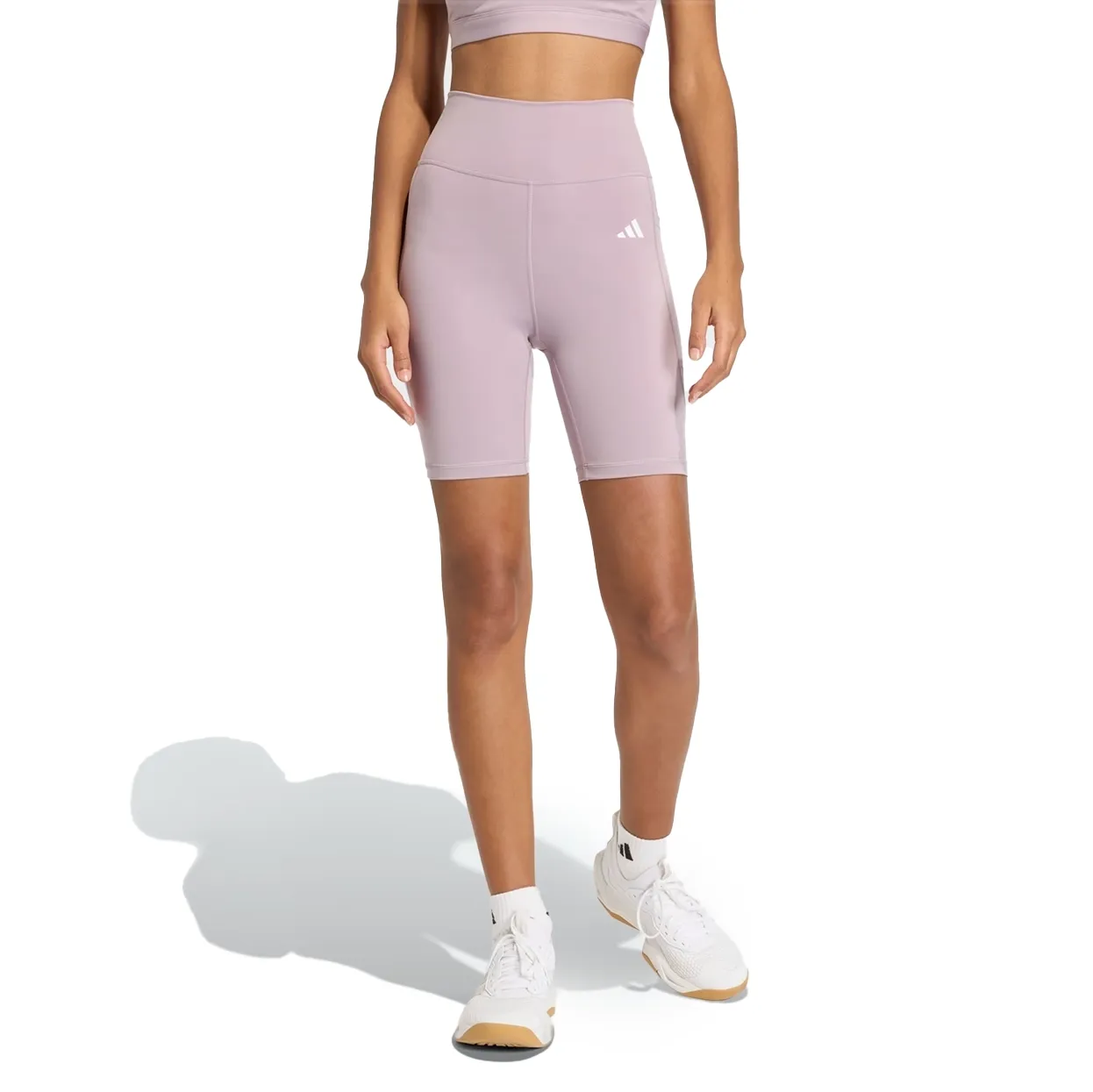 Bermuda feminina Adidas rosa vista lateral com bolsos e logo visível